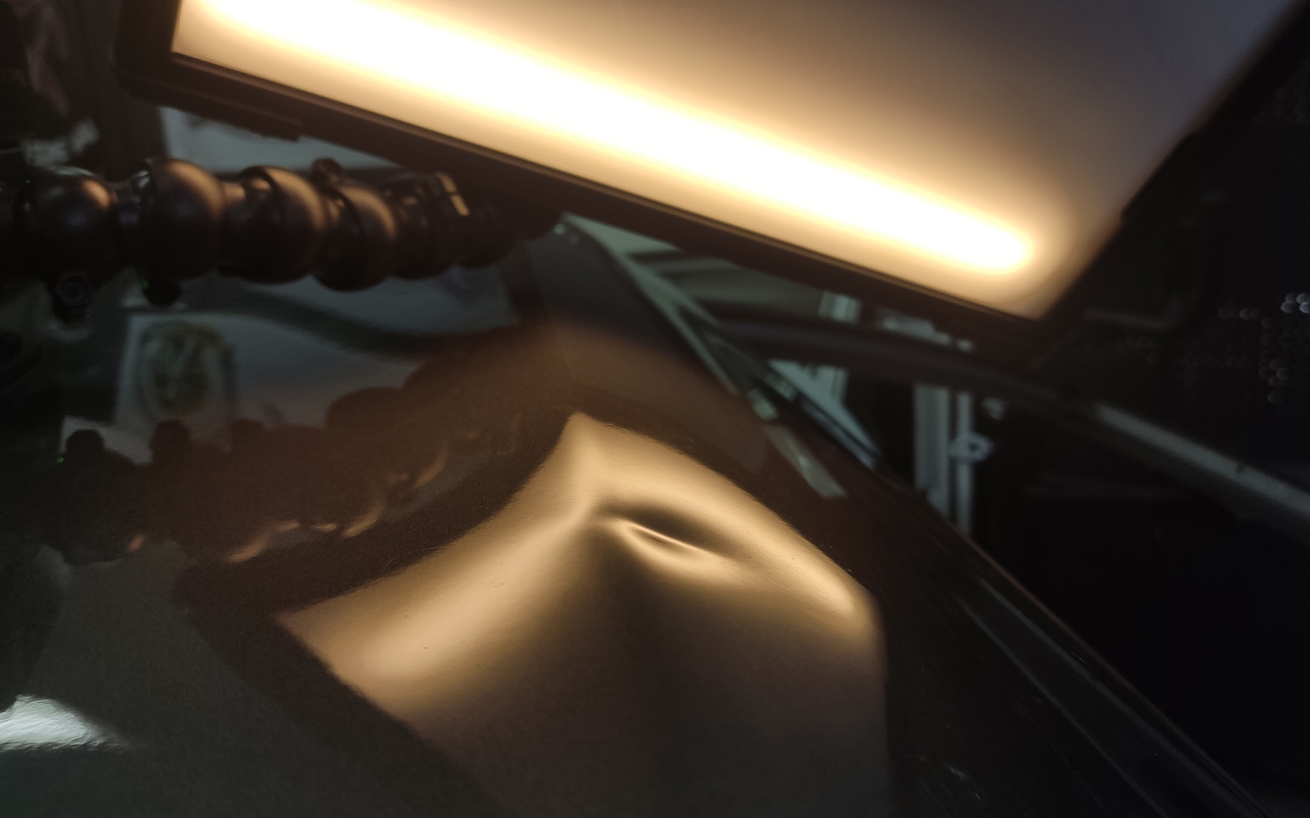 Wgniecenie na masce - BMW serii 3 - stan przed naprawą bez lakierowania - Długołęka